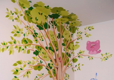 Gliwice - malowane drzewo i zwierzątka w pokoju Marysi